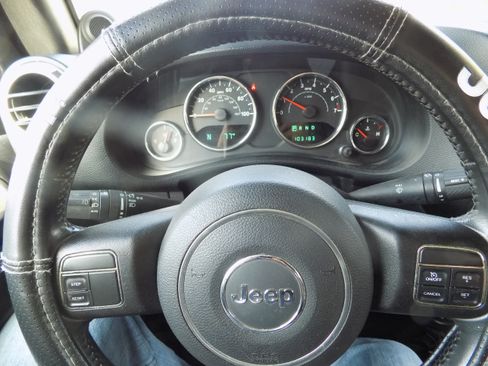 Used 2013 Jeep Wrangler Unlimited Sahara image 6