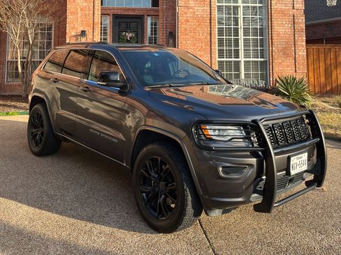 Used 2017 Jeep Grand Cherokee Overland w/ Jeep Active Safety Group image 5