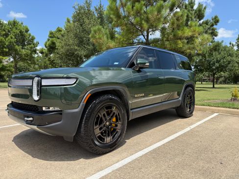 Used 2023 Rivian R1S Adventure AWD/4WD image 1