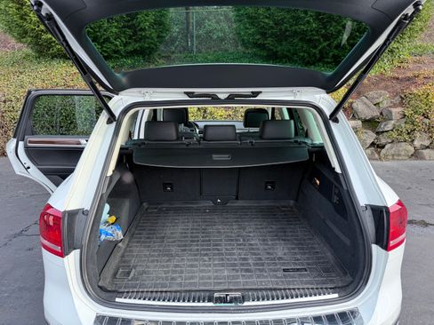 Used 2015 Volkswagen Touareg TDI image 11