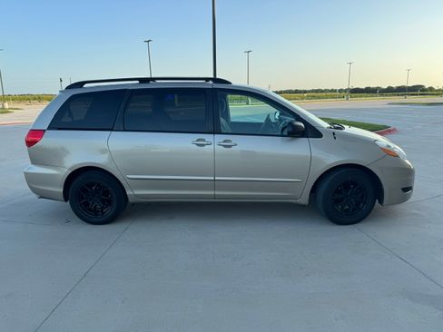 Used 2009 Toyota Sienna LE FWD image 8