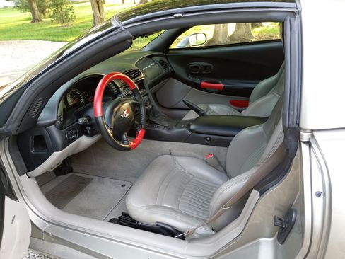 Used 1998 Chevrolet Corvette Coupe w/ Memory Pkg image 8