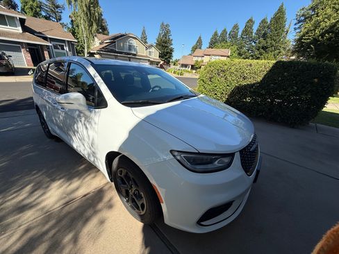 Used 2022 Chrysler Pacifica Touring-L w/ S Appearance Package FWD image 2
