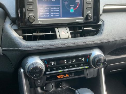Used 2020 Toyota RAV4 LE w/ Carpet Mat Package AWD/4WD image 14