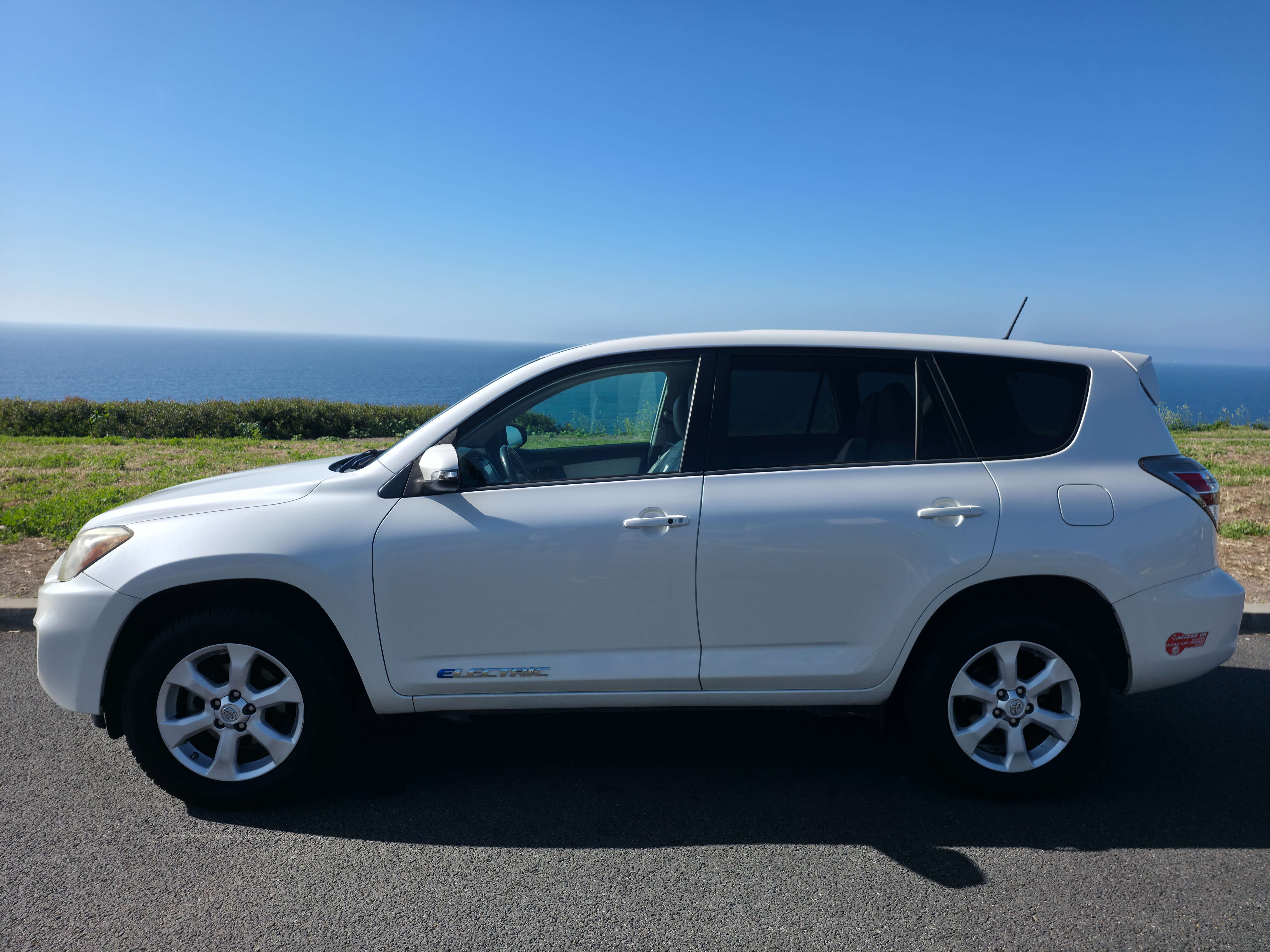 Used 2013 Toyota RAV4 EV FWD image 9
