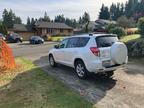 Used 2010 Toyota RAV4 Limited image 2