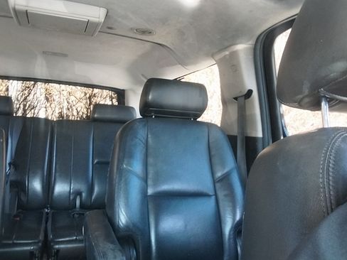 Used 2010 Cadillac Escalade ESV Premium image 12