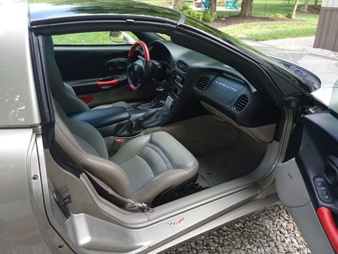 Used 1998 Chevrolet Corvette Coupe w/ Memory Pkg image 9