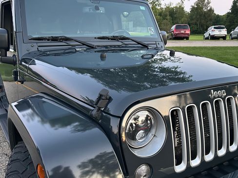 Used 2016 Jeep Wrangler Unlimited Sahara w/ Connectivity Group AWD/4WD image 10