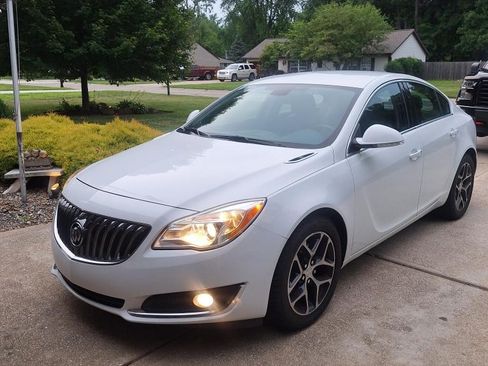 Used 2017 Buick Regal Sport Touring image 6