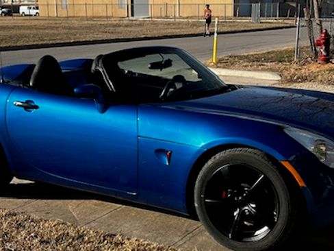 Used 2006 Pontiac Solstice Convertible w/ Premium Package image 1
