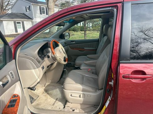 Used 2010 Toyota Sienna XLE Limited image 8