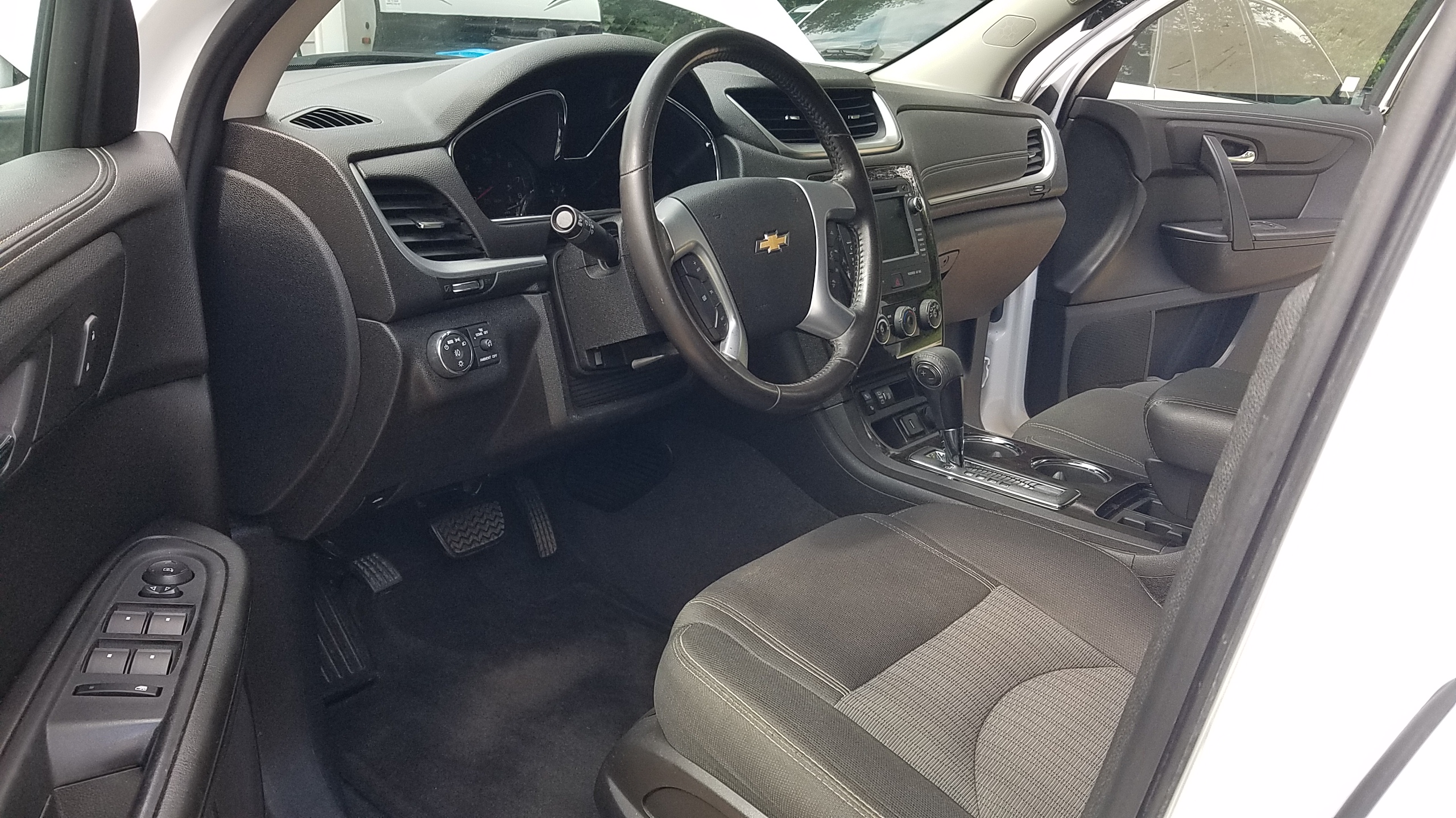Used 2017 Chevrolet Traverse LT w/ Style and Technology Package FWD image 16