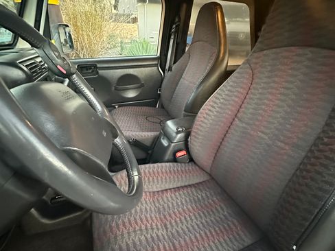 Used 2000 Jeep Wrangler Sport image 9