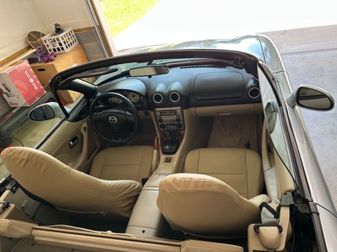 Used 2004 MAZDA MX-5 Miata LS image 11