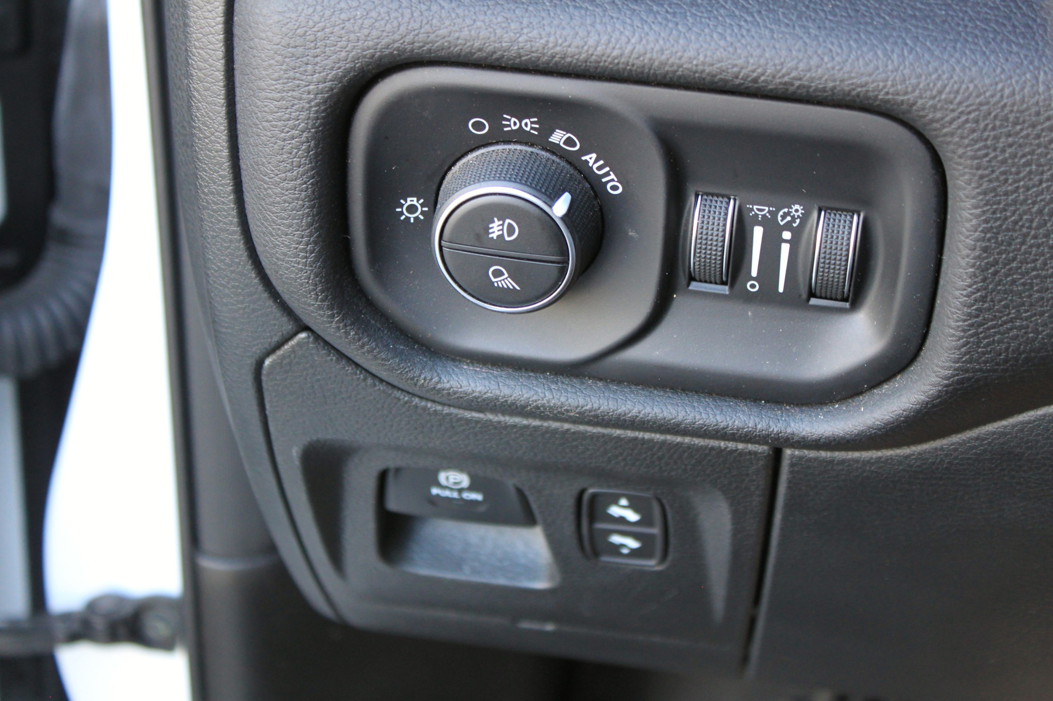 Used 2025 RAM 1500 Laramie AWD/4WD image 23