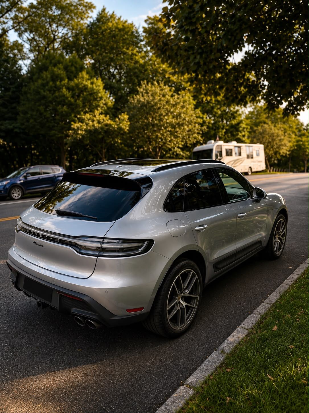 Used 2023 Porsche Macan AWD/4WD image 2