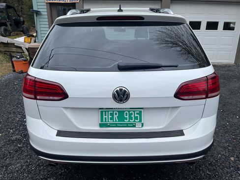 Used 2018 Volkswagen Golf Alltrack S image 8