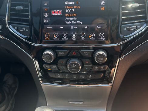 Used 2020 Jeep Grand Cherokee Overland AWD/4WD image 16