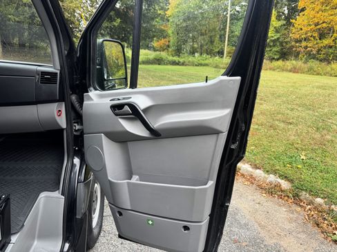 Used 2016 Mercedes-Benz Sprinter 2500 image 21