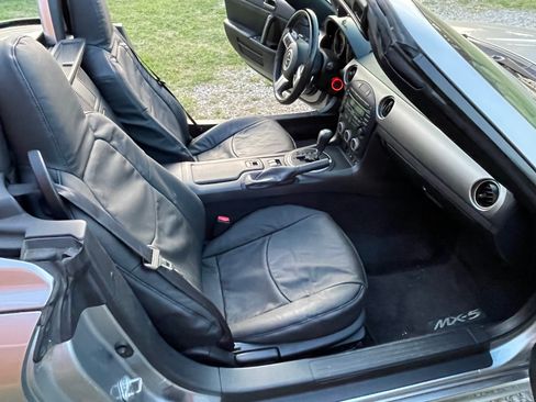 Used 2010 MAZDA MX-5 Miata Grand Touring w/ Premium Pkg RWD image 11