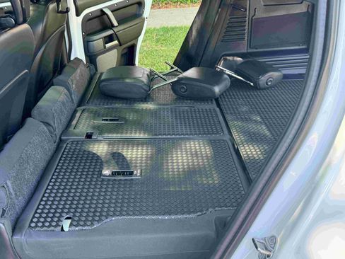 Used 2024 Land Rover Defender 110 X-Dynamic SE image 2