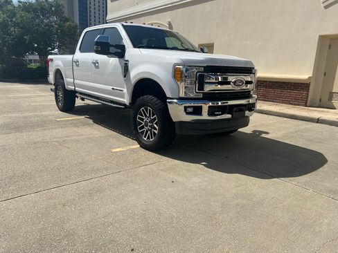 Used 2017 Ford F250 XLT w/ XLT Premium Package AWD/4WD image 4