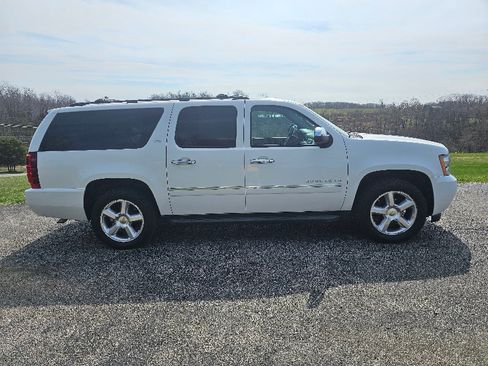 Used 2013 Chevrolet Suburban LTZ image 4