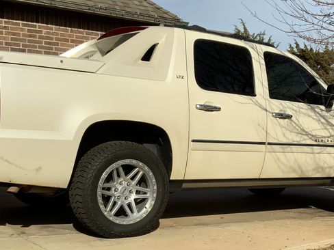 Used 2011 Chevrolet Avalanche LTZ image 4