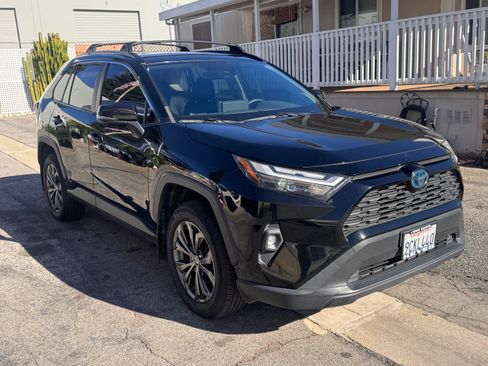 Used 2022 Toyota RAV4 XLE Premium image 4