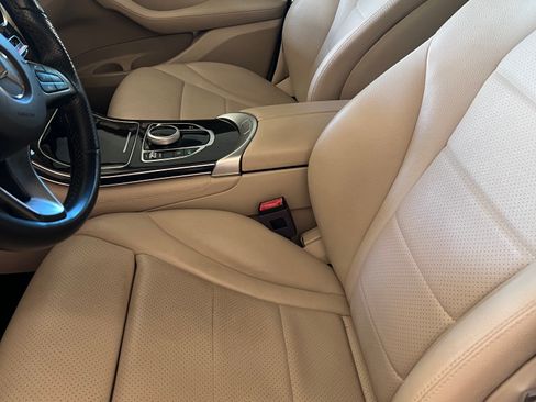 Used 2019 Mercedes-Benz GLC 300 w/ Premium Package image 10