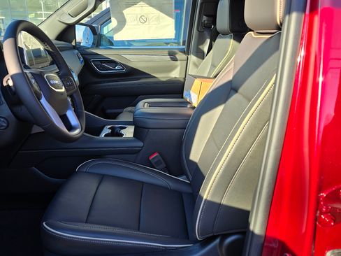 Used 2024 GMC Yukon XL SLT w/ SLT Luxury Package image 11