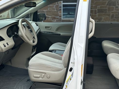 Used 2014 Toyota Sienna LE image 8