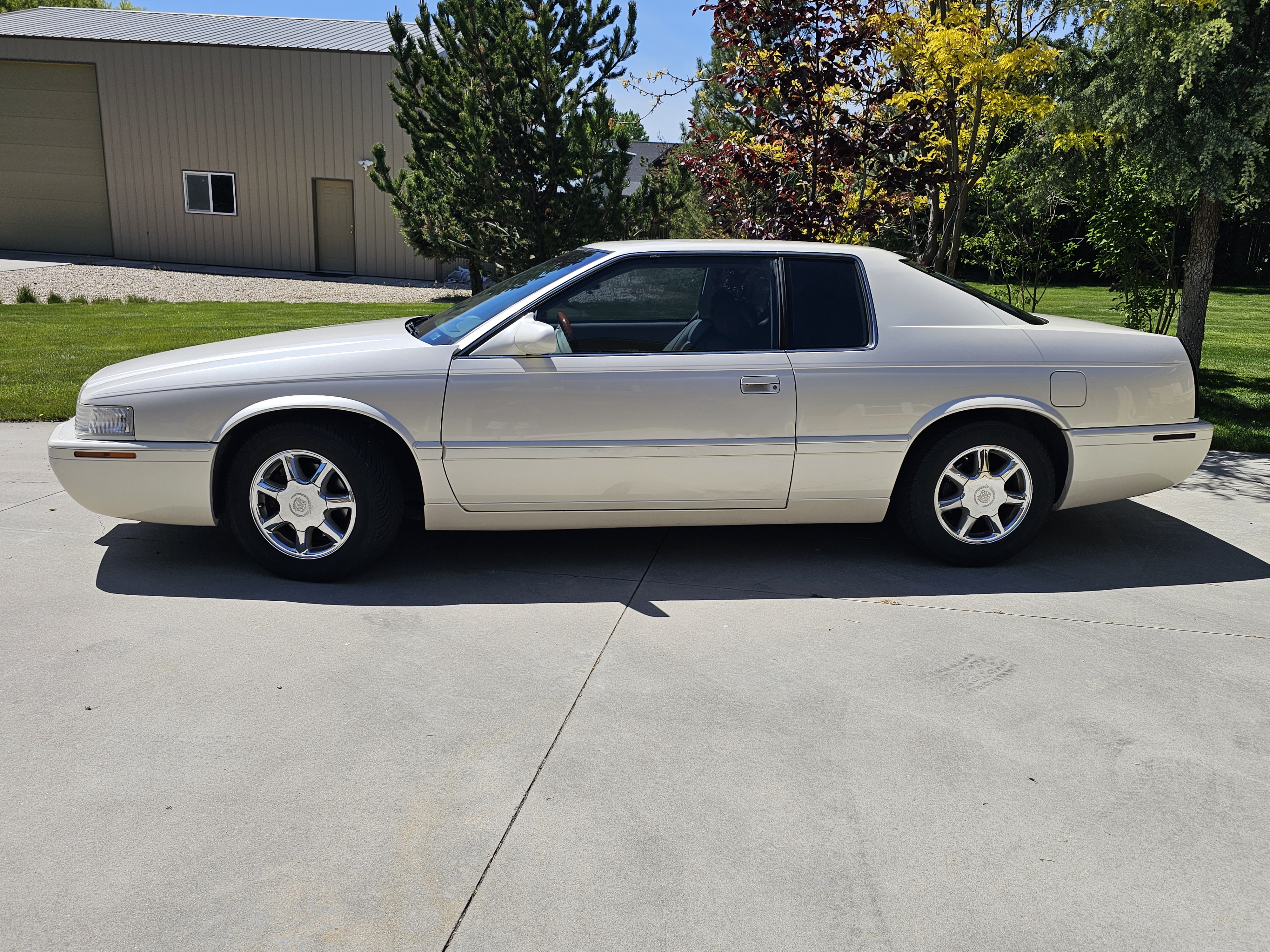 Used 2001 Cadillac Eldorado Touring FWD image 2