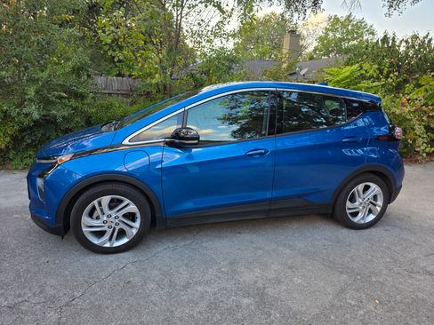 Used 2023 Chevrolet Bolt LT image 2