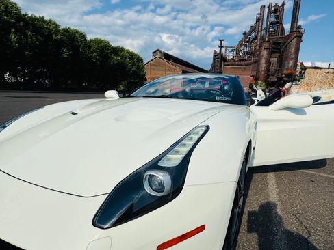 Used 2016 Ferrari California T image 15