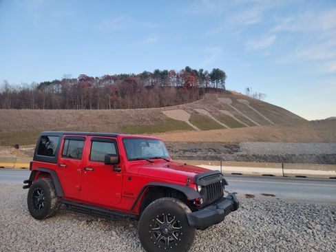 Used 2016 Jeep Wrangler Unlimited Sport w/ Connectivity Group image 6