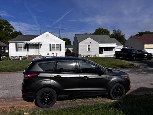Used 2018 Ford Escape S image 1