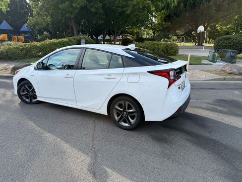 Used 2021 Toyota Prius XLE image 2