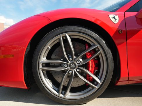 Used 2018 Ferrari 488 Spider RWD image 5