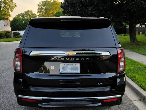 Used 2024 Chevrolet Suburban LT AWD/4WD image 5