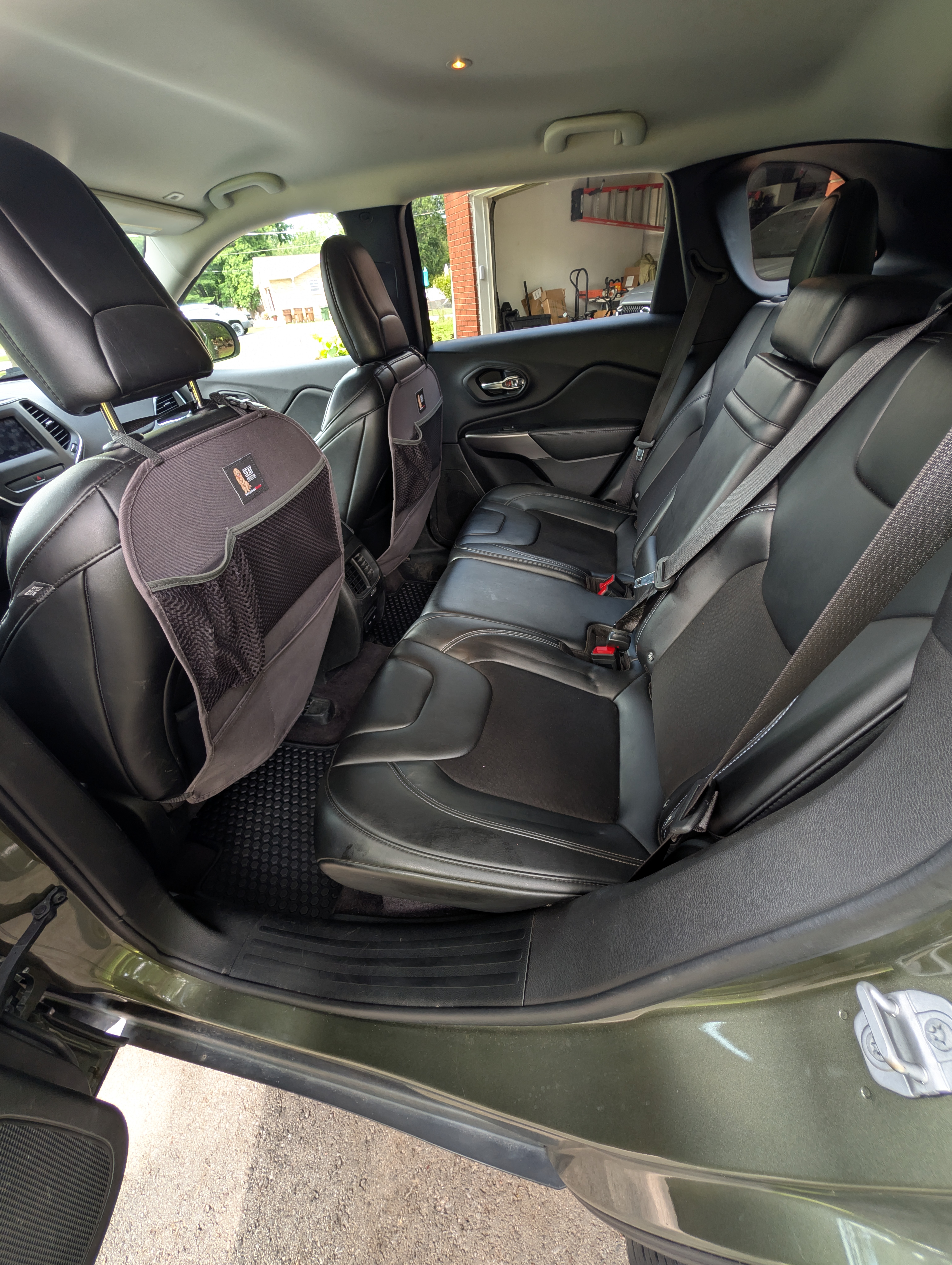 Used 2019 Jeep Cherokee Latitude Plus w/ Cold Weather Group AWD/4WD image 19