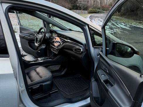 Used 2022 Chevrolet Bolt LT w/ Infotainment Package image 14