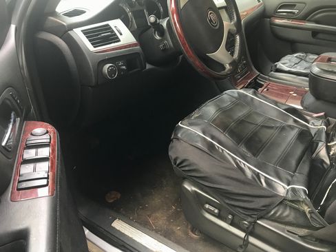 Used 2013 Cadillac Escalade Luxury image 12