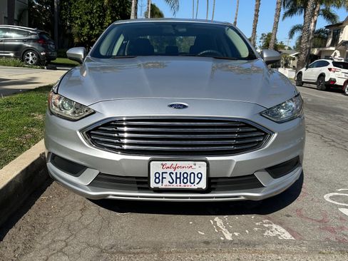 Used 2018 Ford Fusion SE FWD image 2