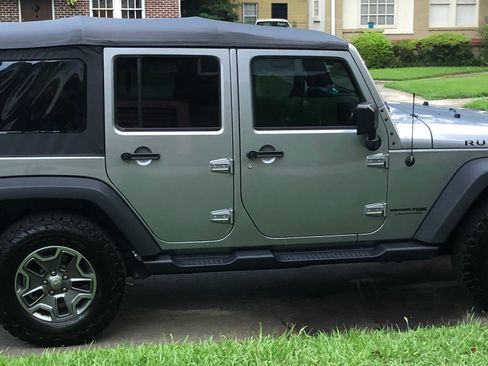 Used 2018 Jeep Wrangler Unlimited Rubicon w/ Connectivity Group image 15