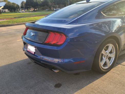 Used 2022 Ford Mustang Coupe image 2