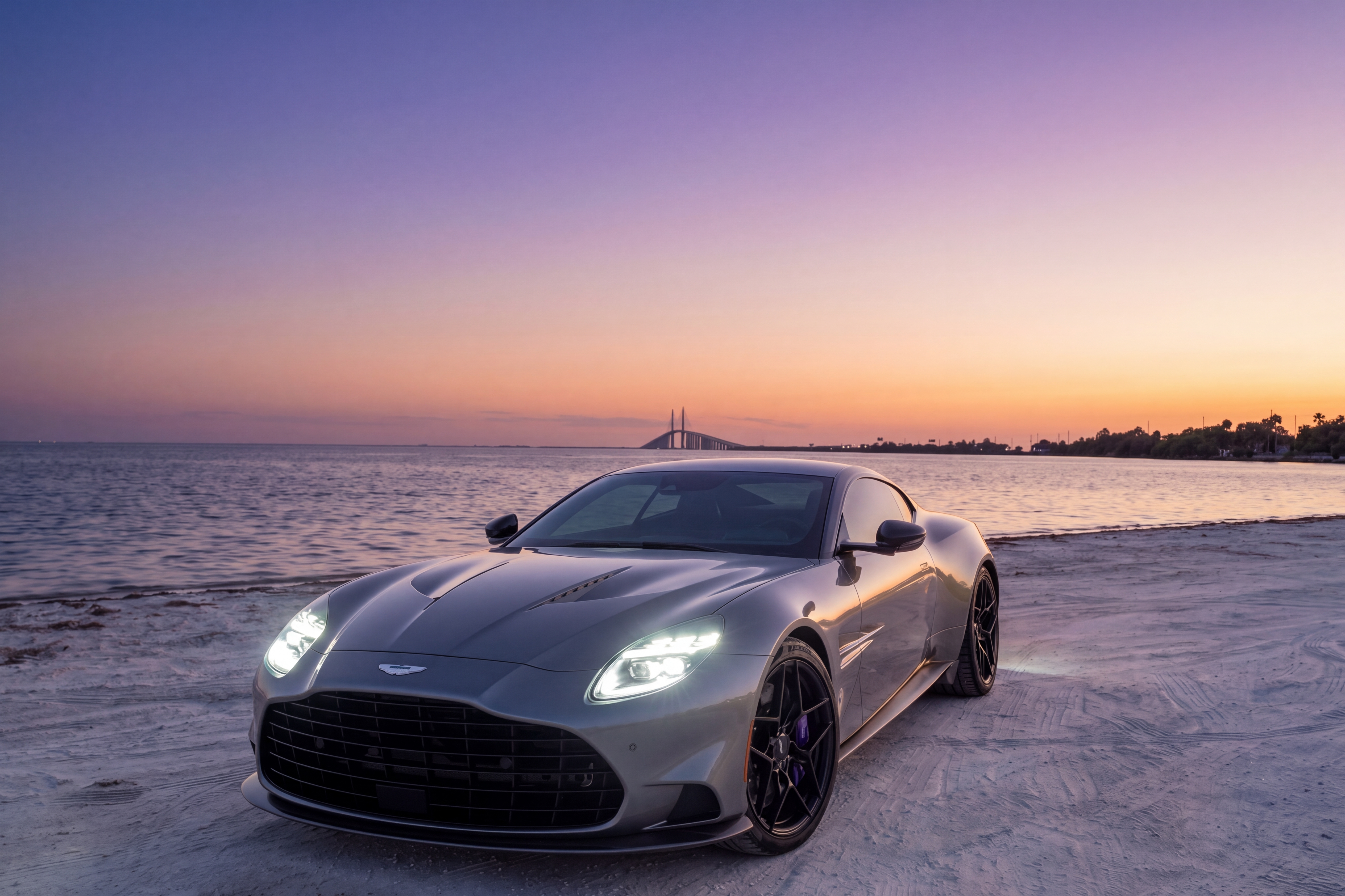 Used 2025 Aston Martin Vanquish RWD image 1