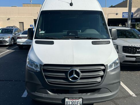 Used 2025 Mercedes-Benz Sprinter 2500 image 2