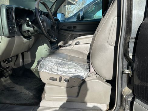 Used 2004 Chevrolet Suburban LS RWD image 24
